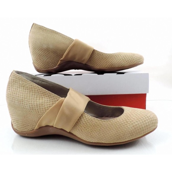 Women's Shoes DKNY Active Paula Mary Jane Wedge Walking Comfort Sand Size 9.5 - Picture 8 of 9